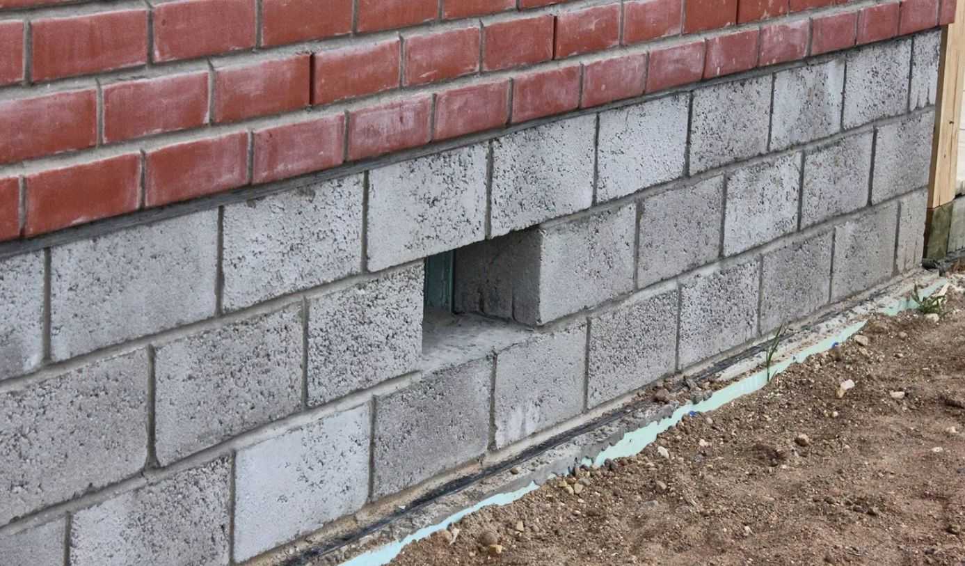 Нужен ли цоколь из кирпича под газобетон, какой высоты должен быть