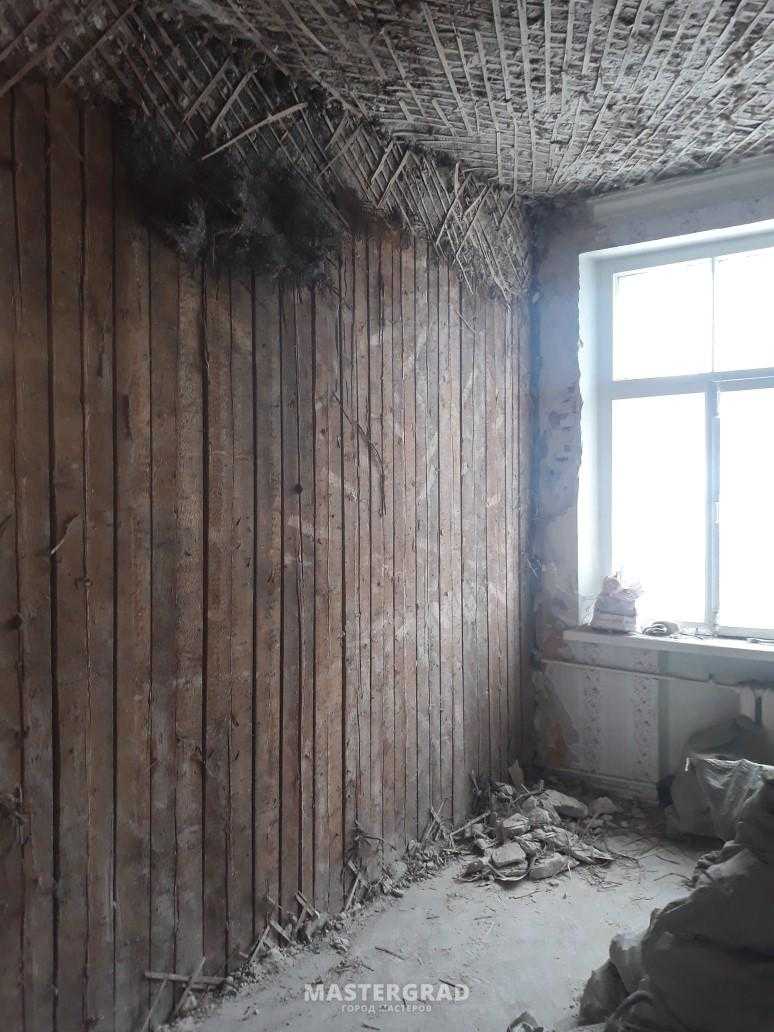 Когда необходим демонтаж деревянных перегородок и стен, каковы расценки в смете на эту работу?