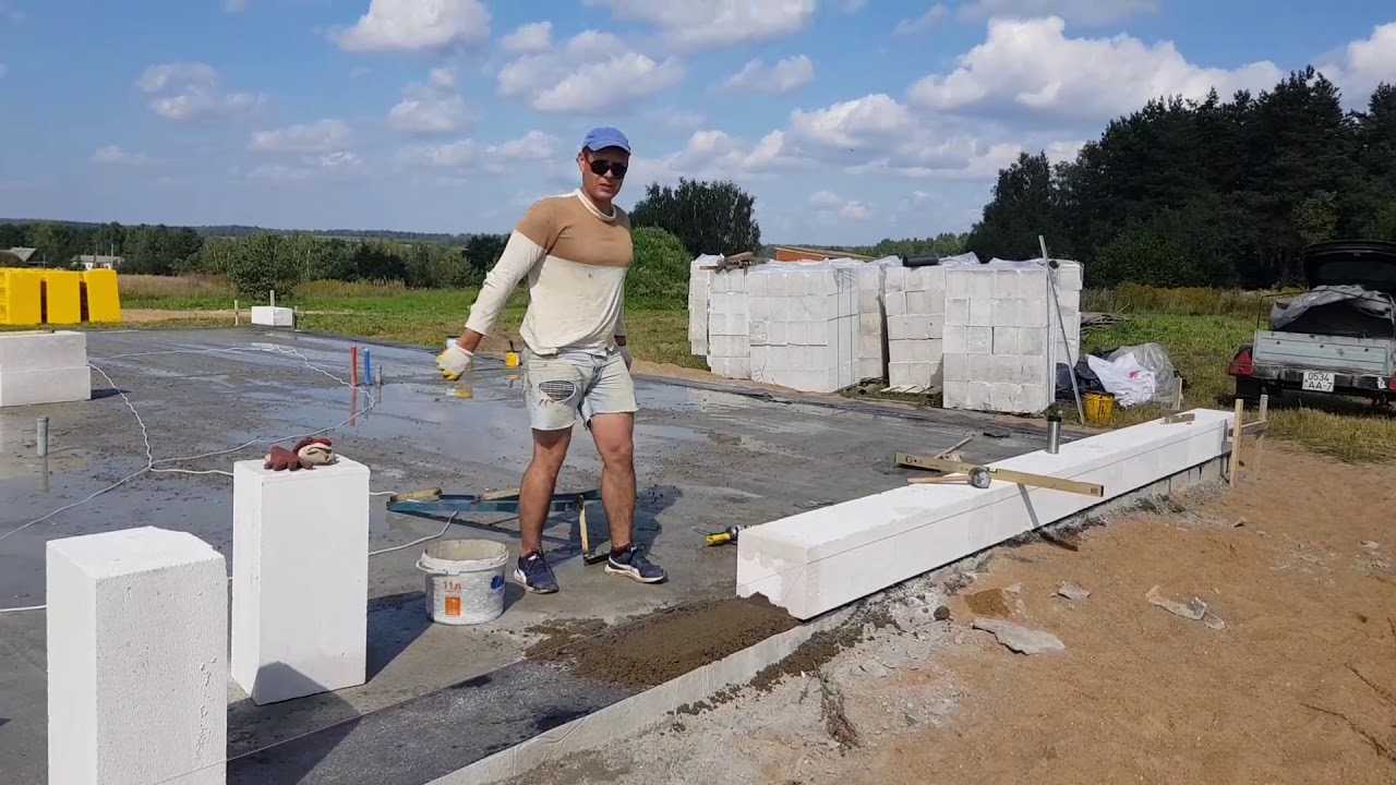 Кладка первого ряда газобетона на ленточный фундамент