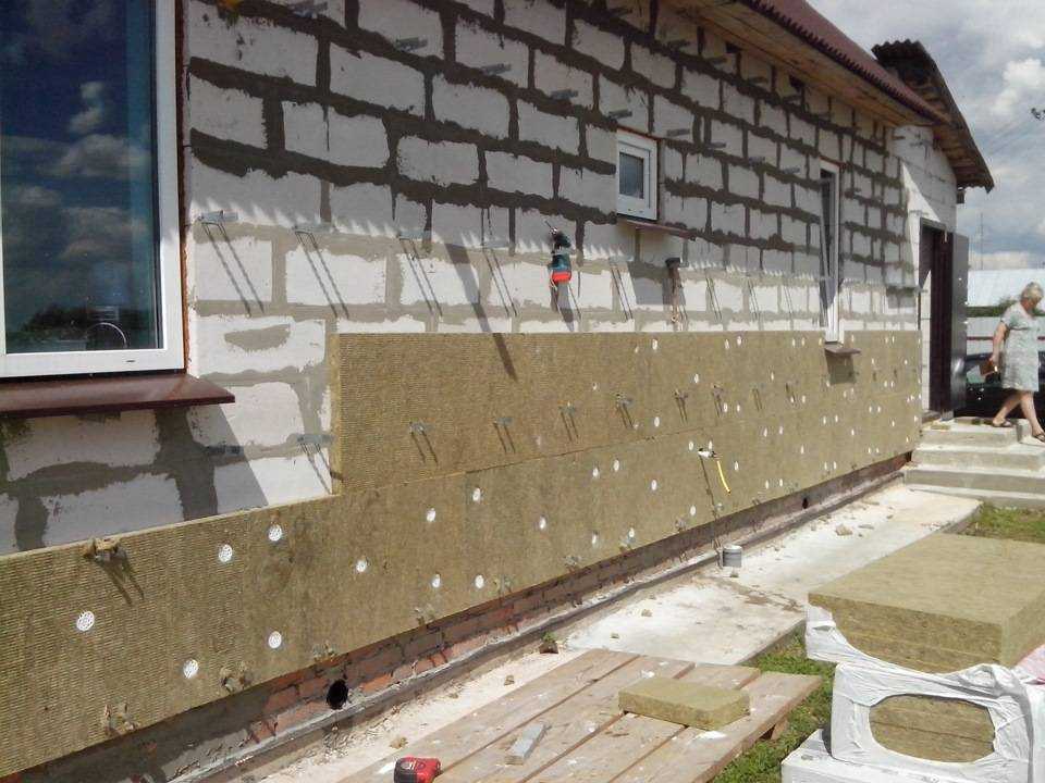 Нужна ли теплоизоляция дома из пеноблоков снаружи и чем можно утеплить такие стены Когда можно не проводить наружное утепление Расскажем, как правильно монтировать на примере Пеноплекса