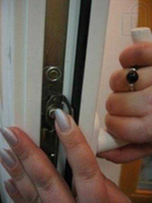 Как быть, если не поворачивается ручка пластикового окна?