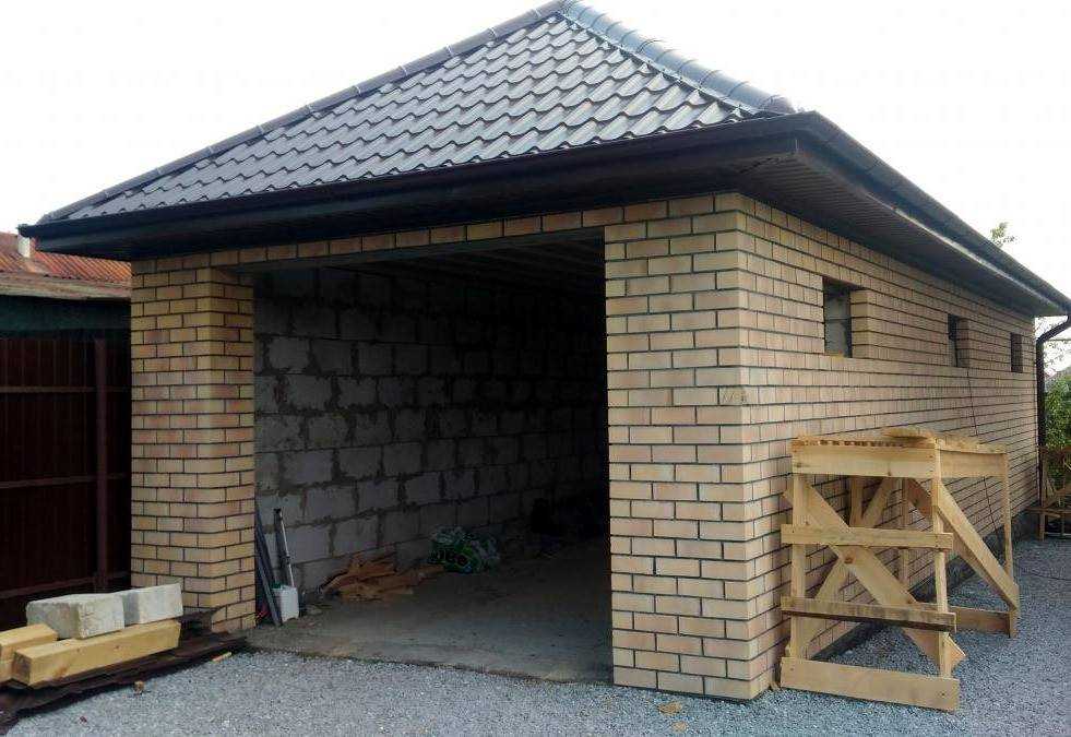 Заделка трещин в кирпичных стенах - сложная, но выполнимая процедура, в том числе и своими руками