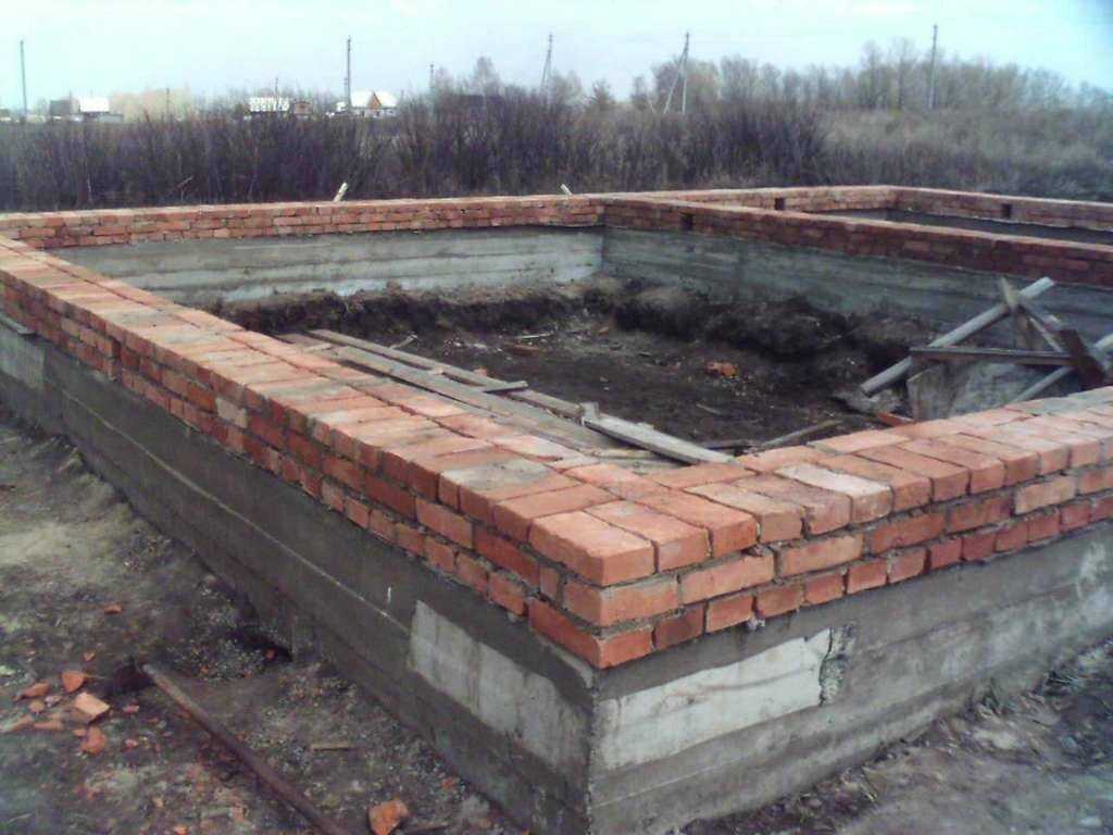 Как правильно положить кирпич на фундамент