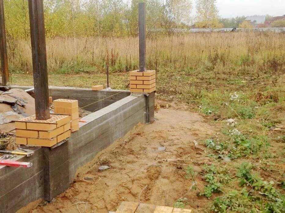 Фундамент под кирпичный забор: виды, инструкция по шагам, особенности
