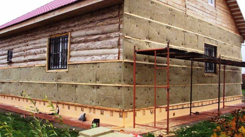 Утепление деревянного дома снаружи: особенности выбора материала и пошаговая инструкция