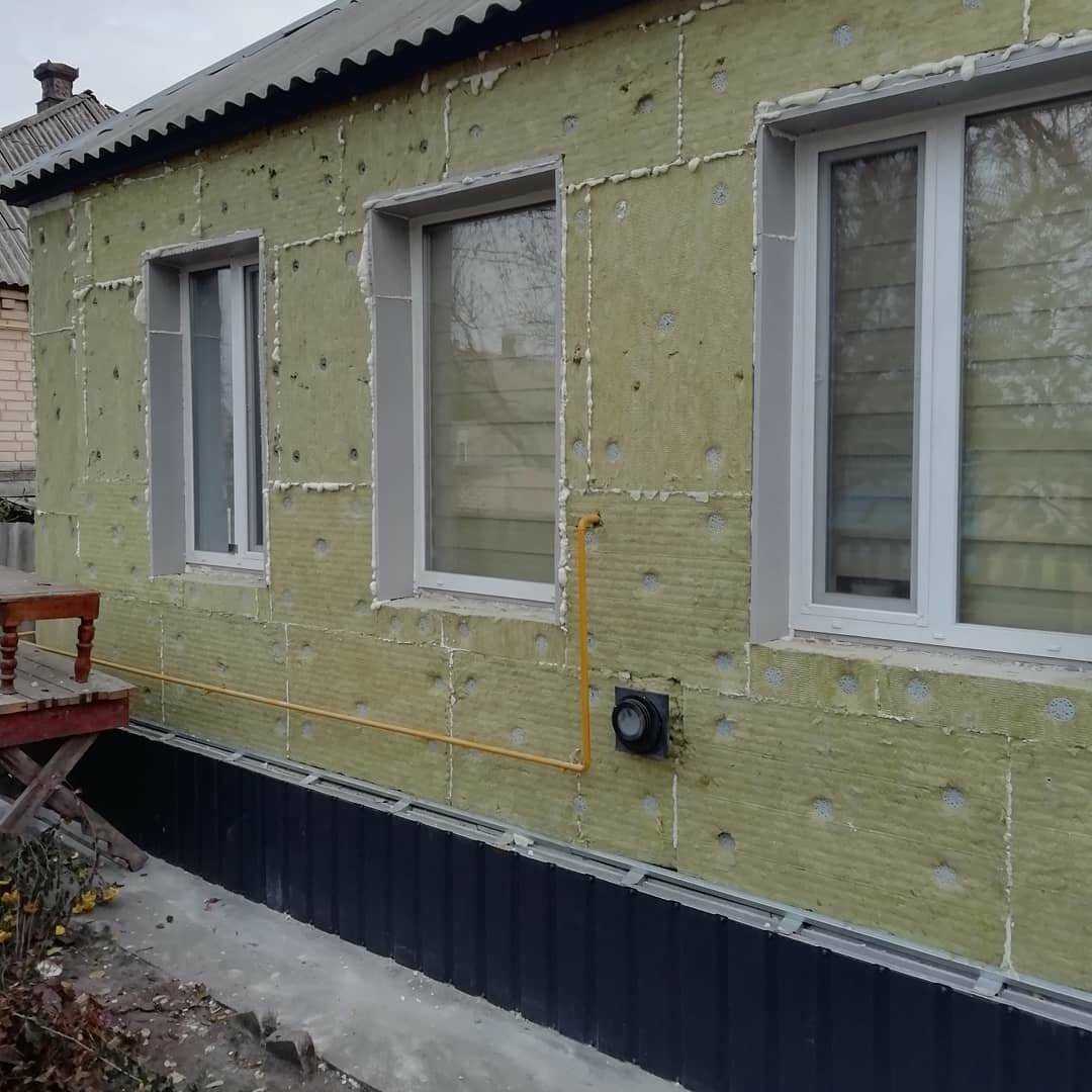Как крепить утеплитель к деревянной стене дома снаружи