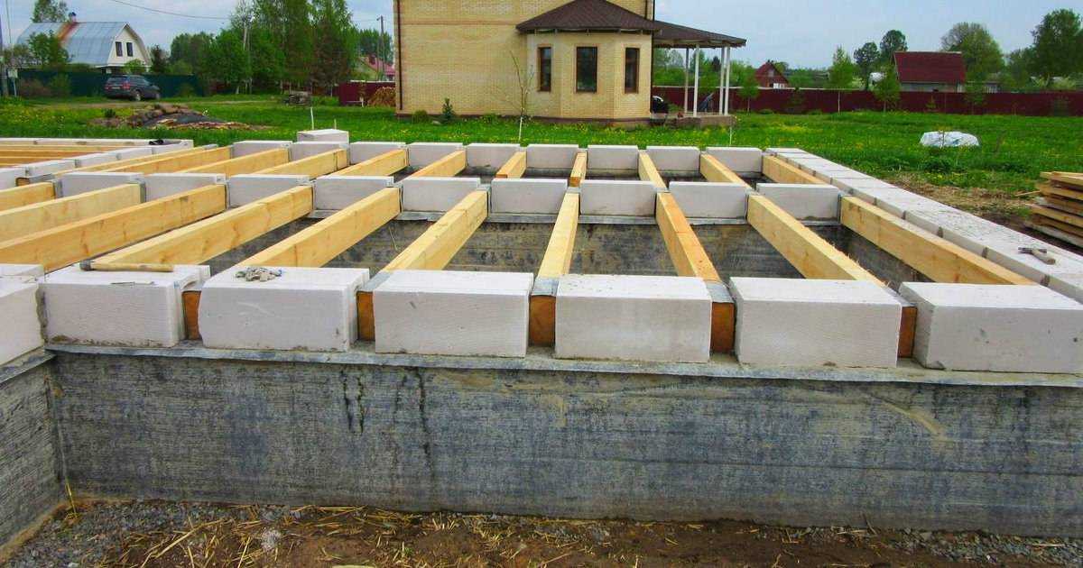 Дом из газобетона самый экономный вариант и перед его постройкой важно знать, какой фундамент нужен Узнайте о видах, характеристиках, расчете и монтаже оснований своими руками А также какой лучше выбрать для постройки в 1 этаж