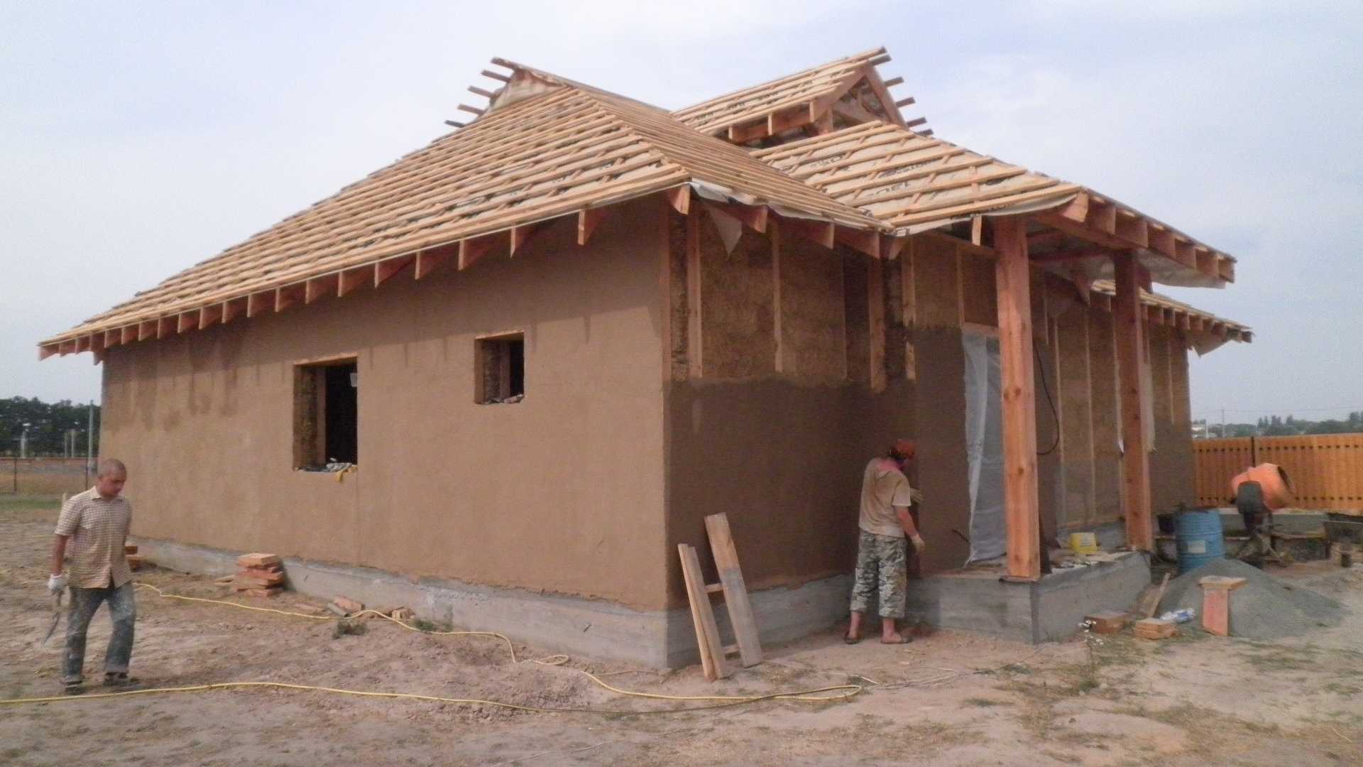 Саманный дом: из чего сделан, плюсы и минусы и что это за материал