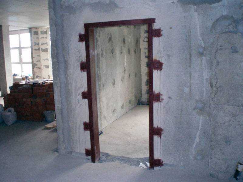 Резка дверных проёмов в стене: кирпич, бетон, методы, усиление