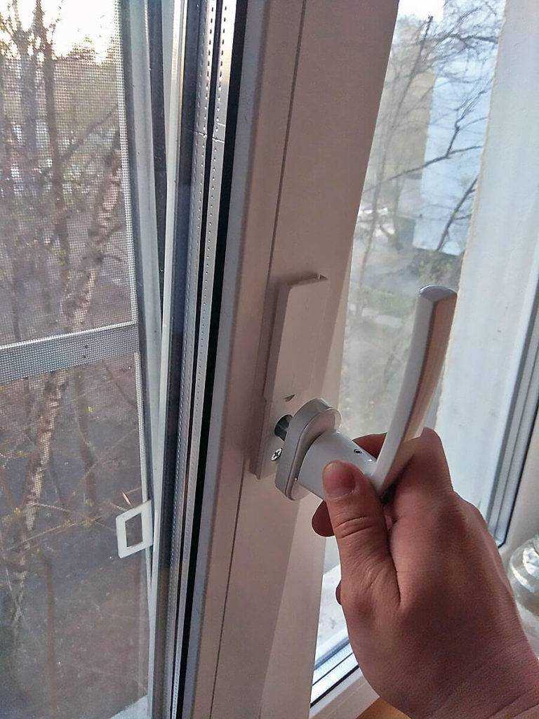 Пластиковое окно не закрывается, ручка не поворачивается - что делать?