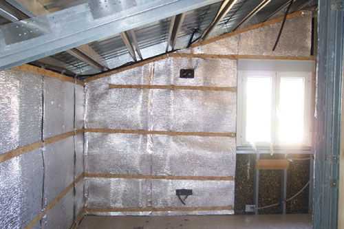 В чем особенность фольгированных утеплителей для стен внутри или снаружи дома, и как самому произвести его монтаж?